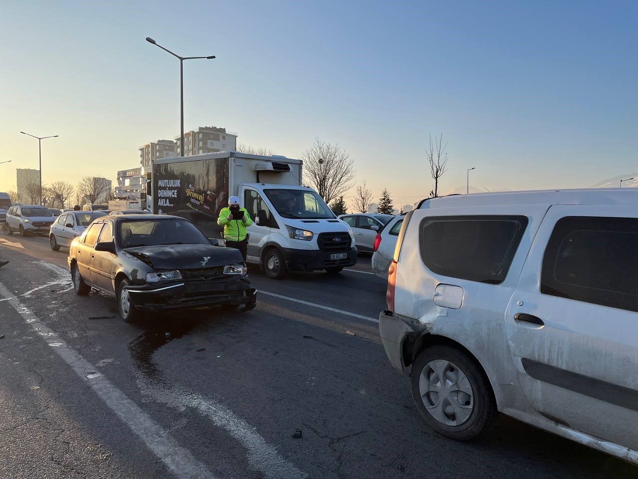 Kayseri’de 3 aracın karıştığı zincirleme kaza: 2 yaralı
