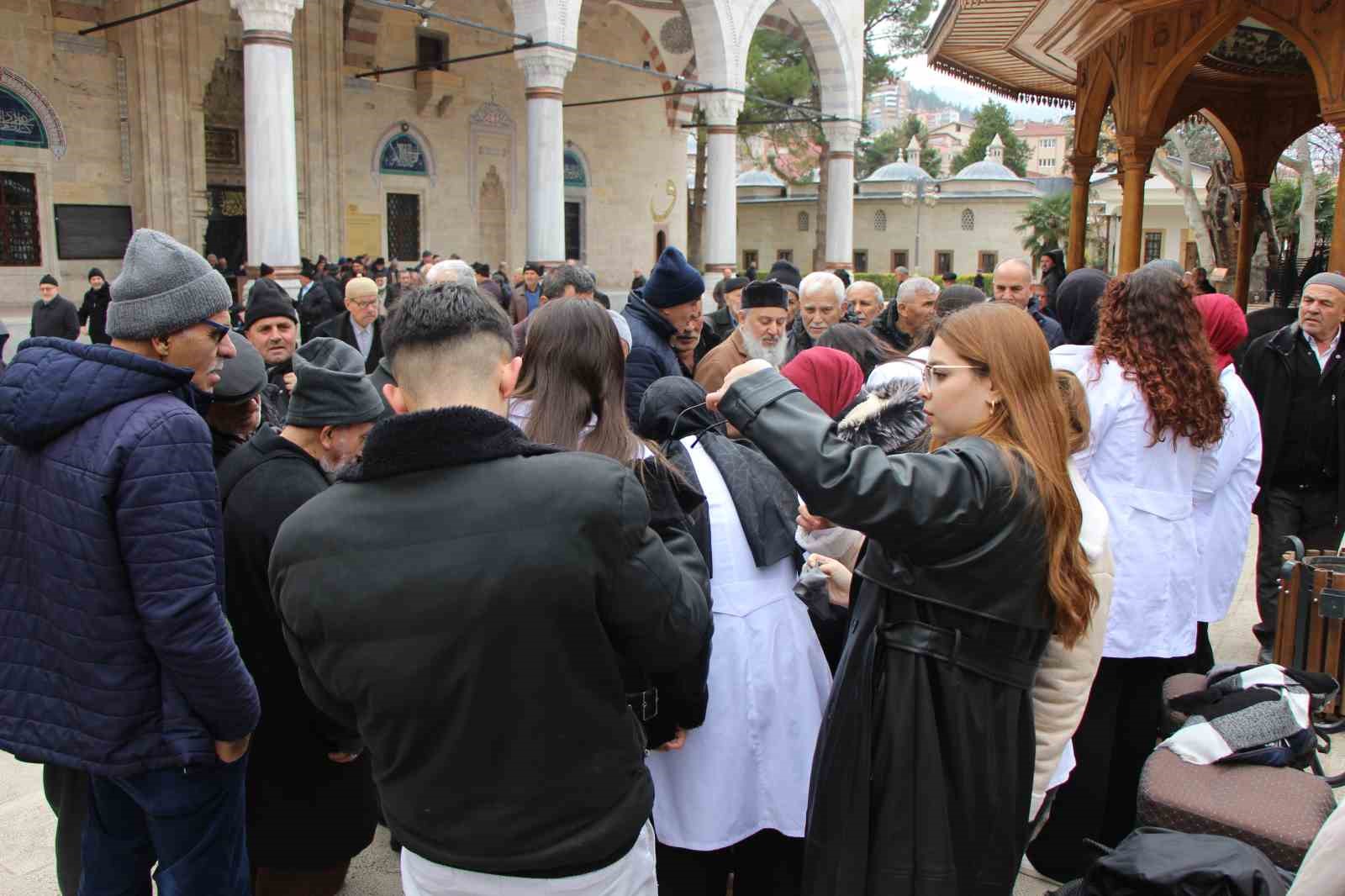 Uzmanı uyardı: "Kazak, tülbent gibi eşyalarla gözlük camı silmek çok yanlış"
