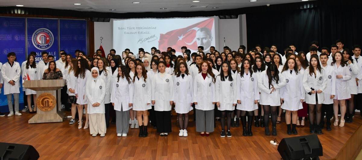 Diş Hekimliği Fak&uuml;ltesi Beyaz &Ouml;nl&uuml;k Giyme T&ouml;reni Ger&ccedil;ekleştirildi
