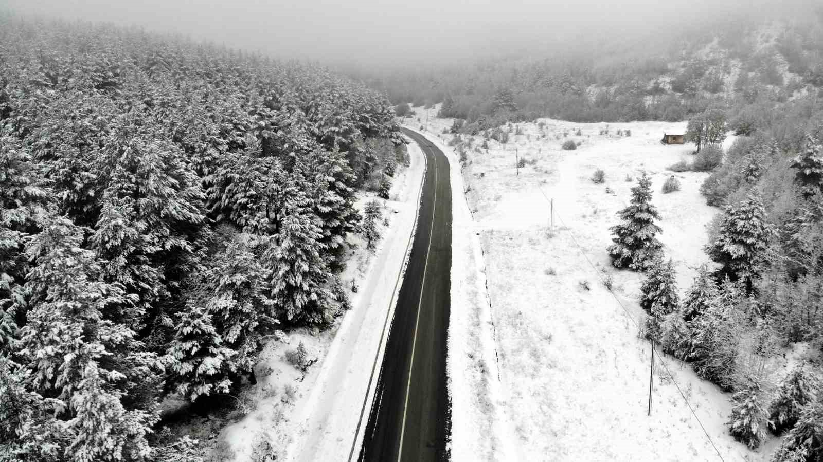 Kar ve sisle kaplanan Tekçam Geçidi’nde görsel şölen
