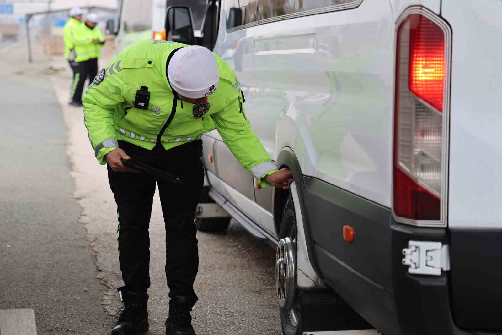 Elazığ’da trafik ekiplerinden kış lastiği denetimi
