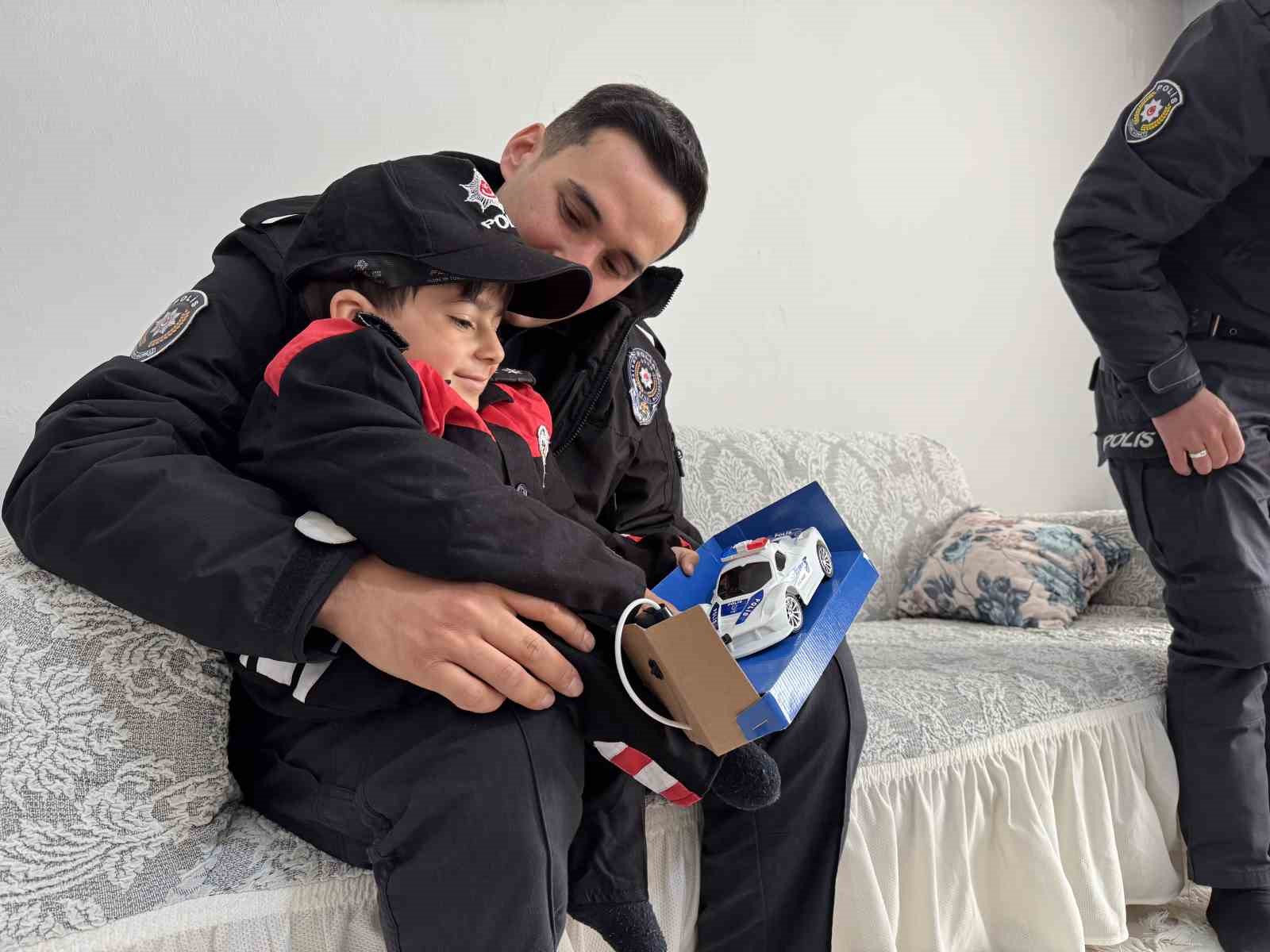 Ağrı’da yürüme engelli minik Asaf’ın polis olma hayali gerçek oldu