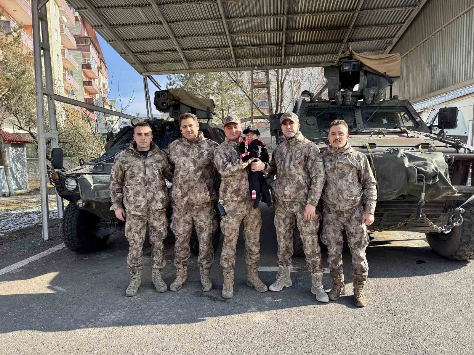 Ağrı&rsquo;da y&uuml;r&uuml;me engelli minik Asaf&rsquo;ın polis olma hayali ger&ccedil;ek oldu
