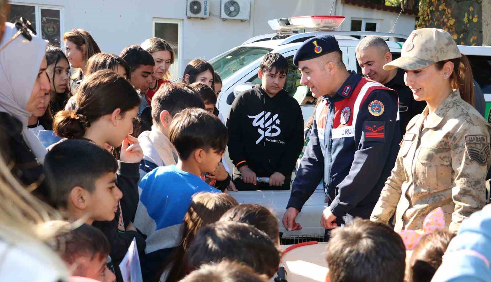 Öğrenciler, jandarmanın faaliyetleri hakkında bilgilendirildi