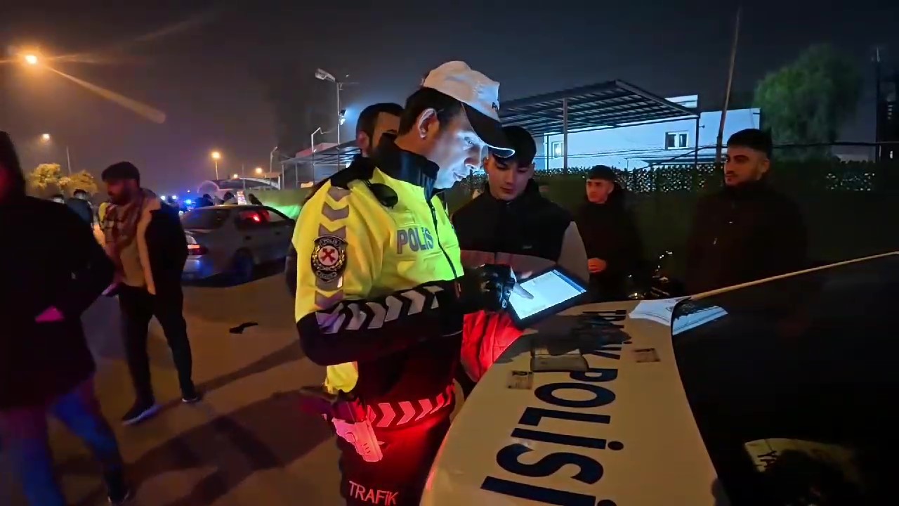 Adana&rsquo;da sokakta yarışan s&uuml;r&uuml;c&uuml;lere baskın
