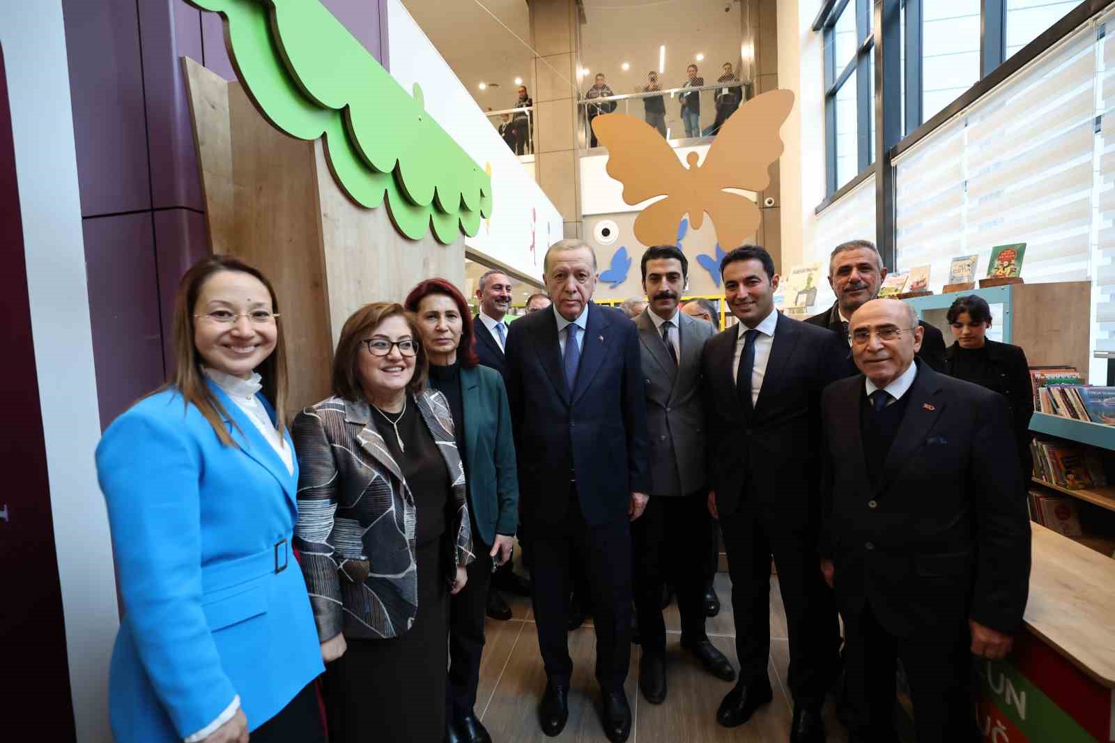 Hastane bekleme s&uuml;relerini verimli hale getiren k&uuml;t&uuml;phane
