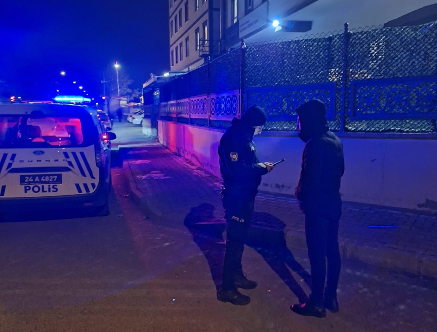 Polisten yurtlar önünde sıkı denetim