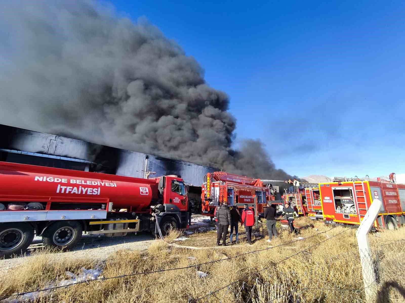Niğde’de fabrika yangını: Ekiplerin müdahalesi sürüyor