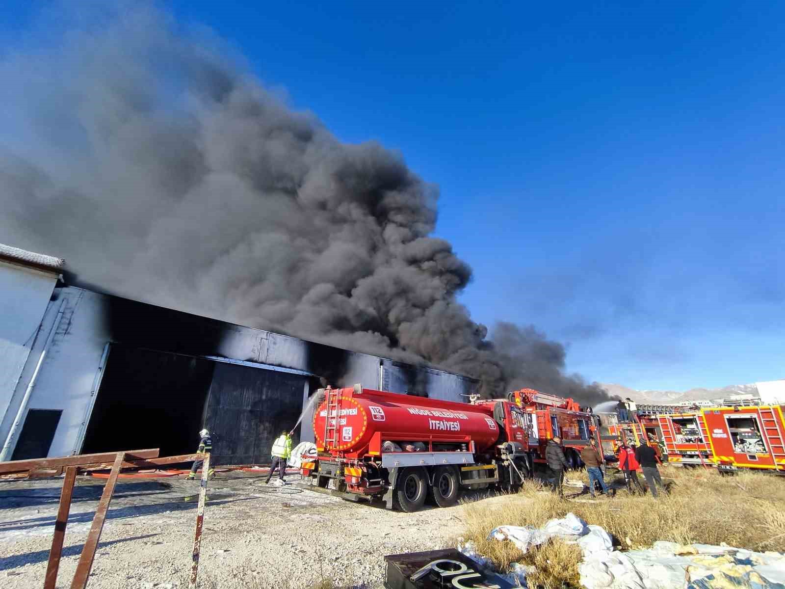 Niğde&rsquo;de fabrika yangını: Ekiplerin m&uuml;dahalesi s&uuml;r&uuml;yor

