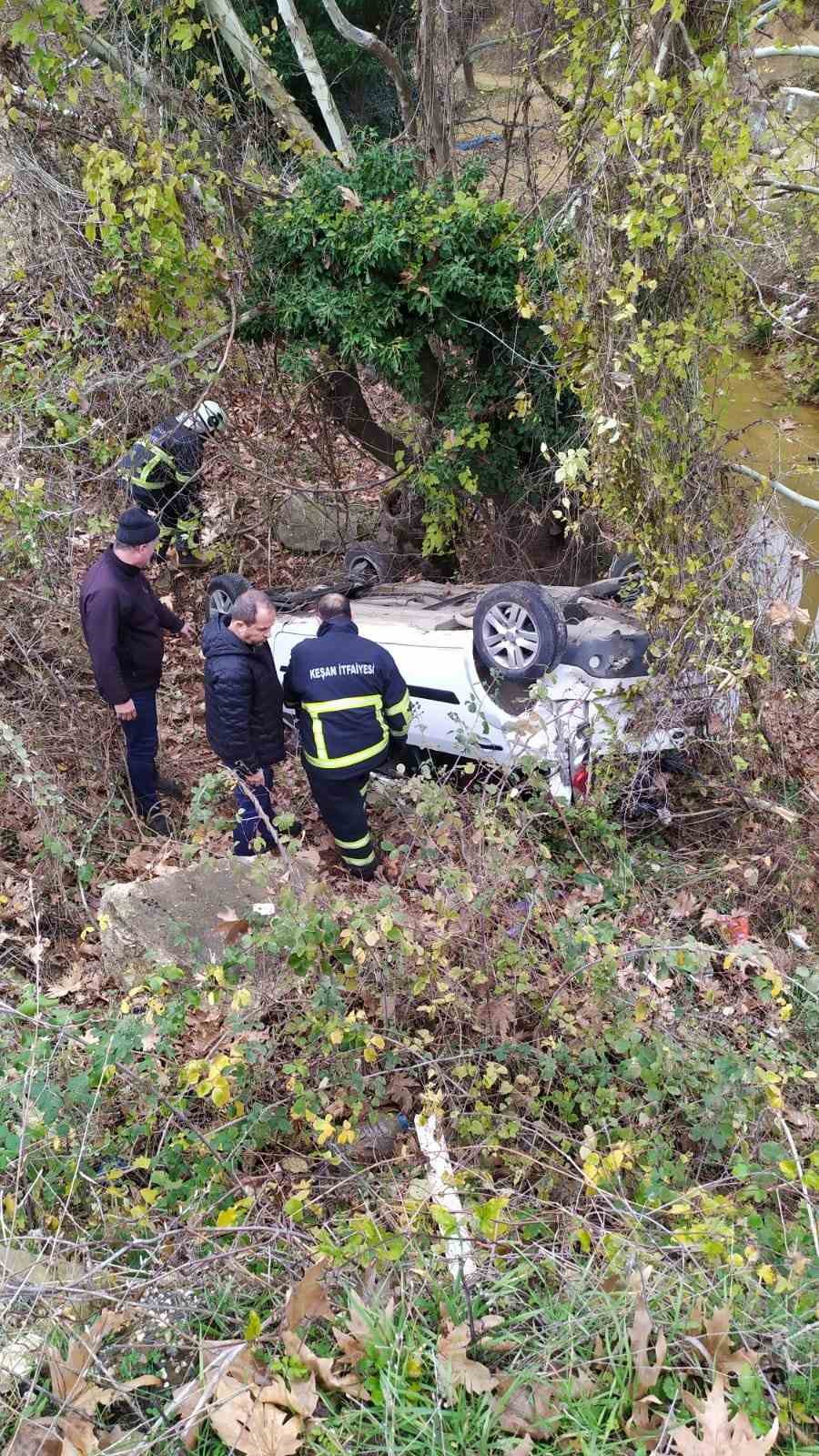 Ters d&ouml;nen otomobildeki 2 kişi yaralandı
