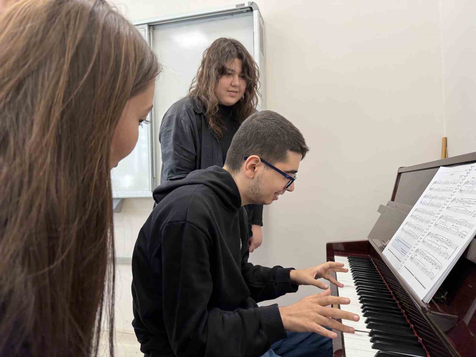 Tokat Güzel Sanatlar Lisesi’nin ilk otizmli öğrencisi Alperen, arkadaşlarının gözdesi oldu
