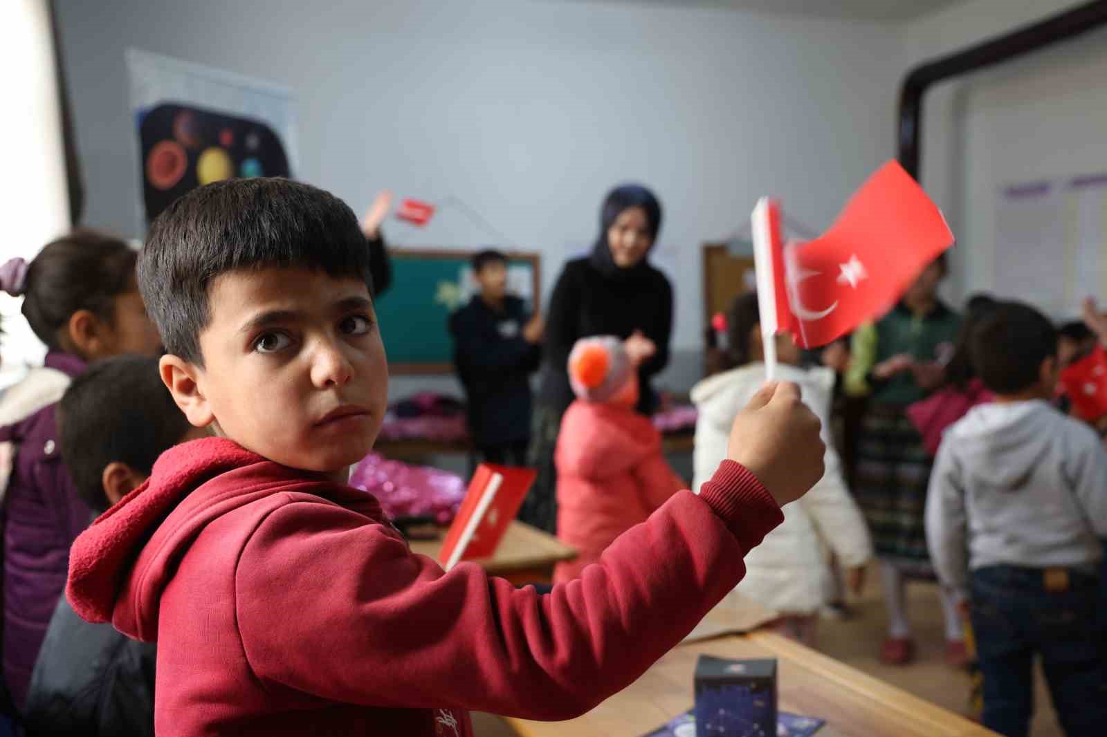 Köy okulu çocuklarına bilimsel etkinliklerle moral oldular

