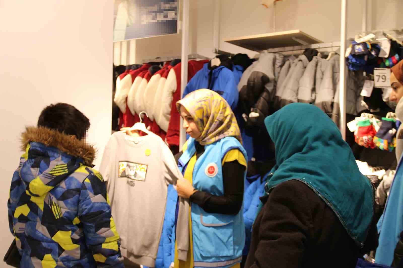 Eskişehir&rsquo;de Diyanet Vakfı&rsquo;ndan miniklere kıyafet yardımı
