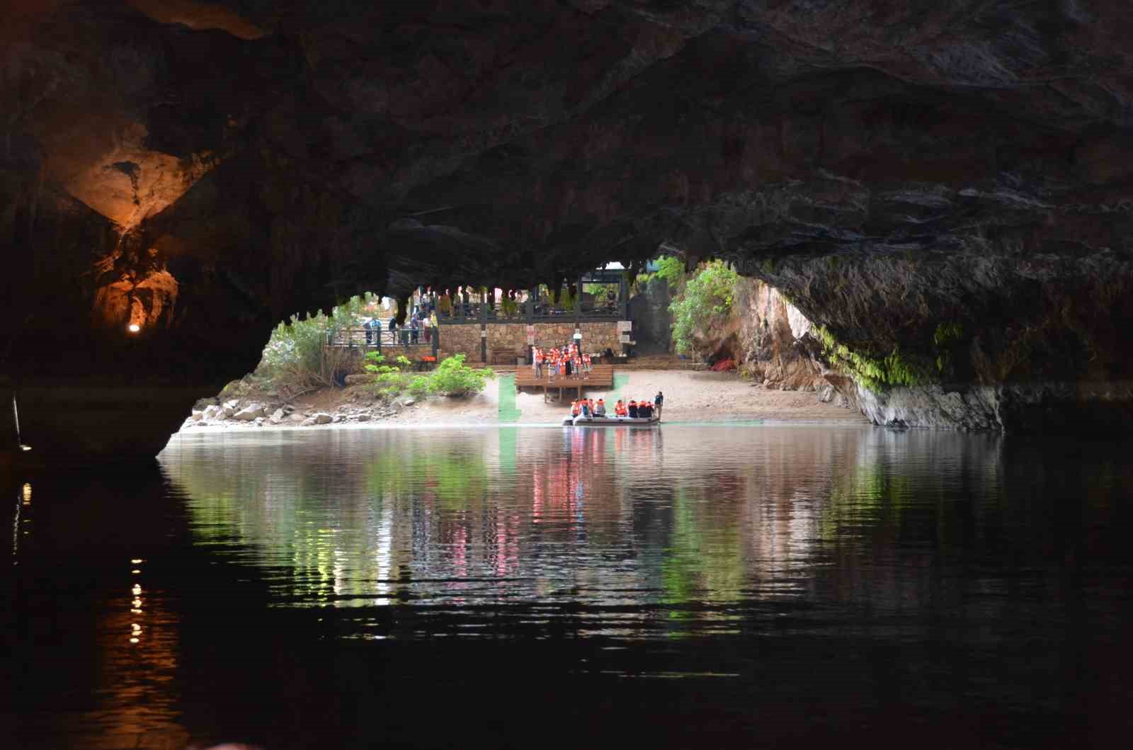 Antalya turizmde rekor yolunda: 11 ayda 16 milyonu aşkın ziyaretçi
