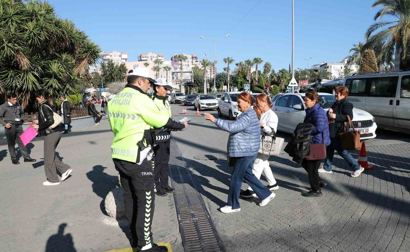 Mersin’de vatandaşlar trafik konusunda bilgilendiriliyor