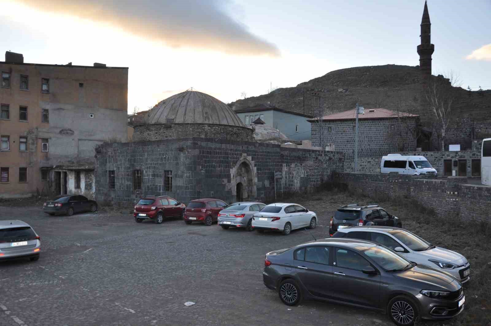 Kars’ta tarihi hamamın hali içler acısı