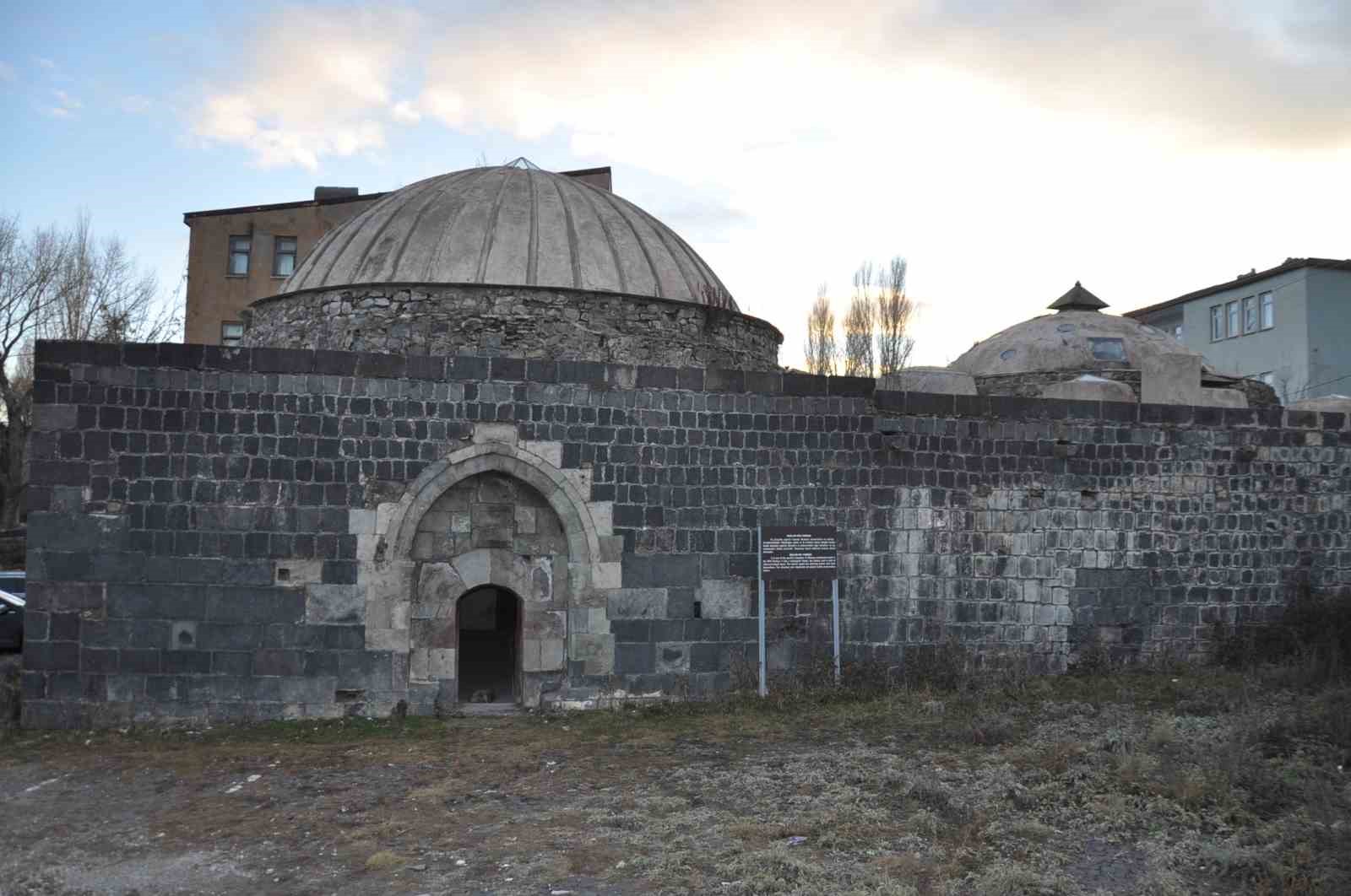 Kars’ta tarihi hamamın hali içler acısı
