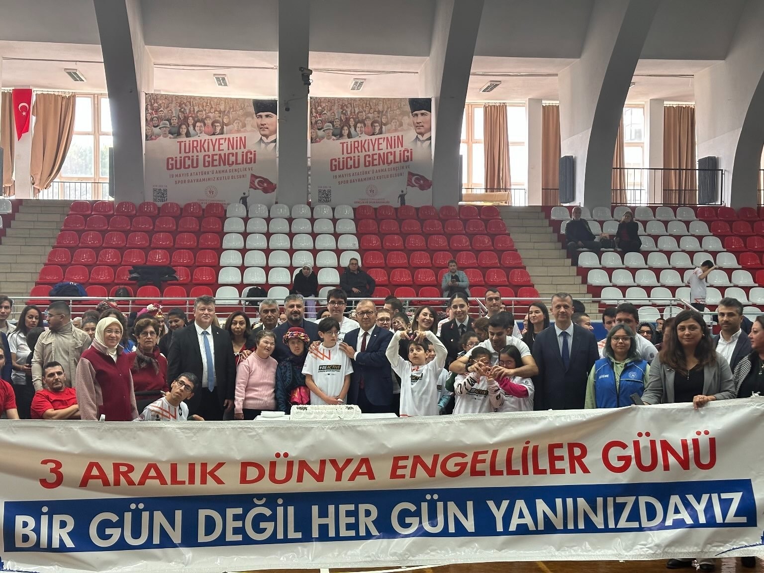 Aydın jandarması, Dünya Engelliler Günü’nde engelli bireyleri unutmadı