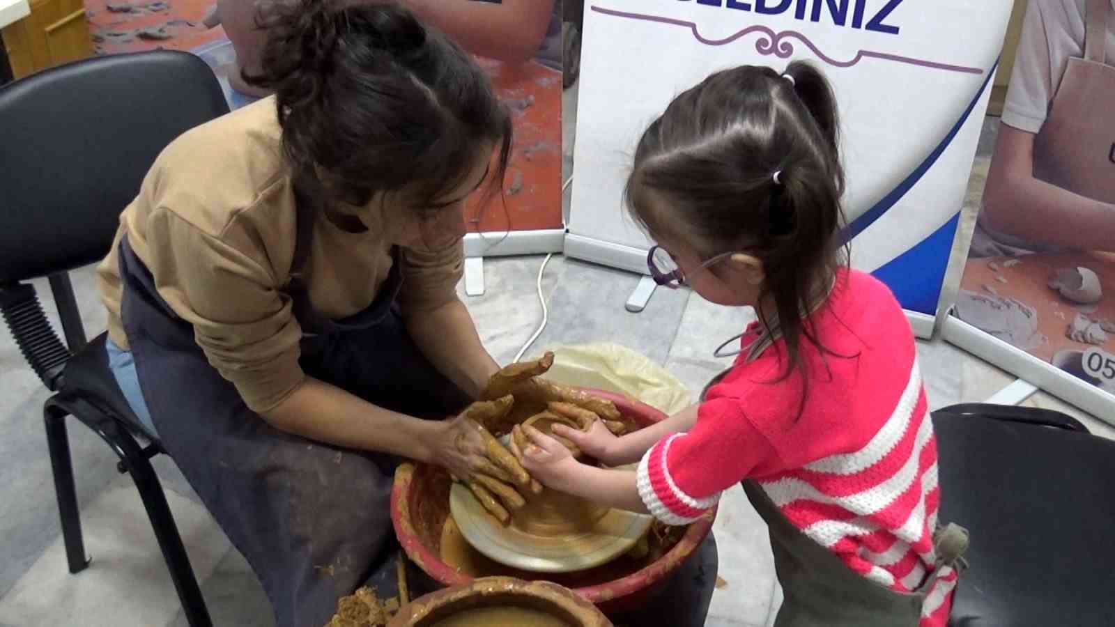 Karaman’da özel eğitim sınıfı öğrencileri çömlek yaparak eğlendi
