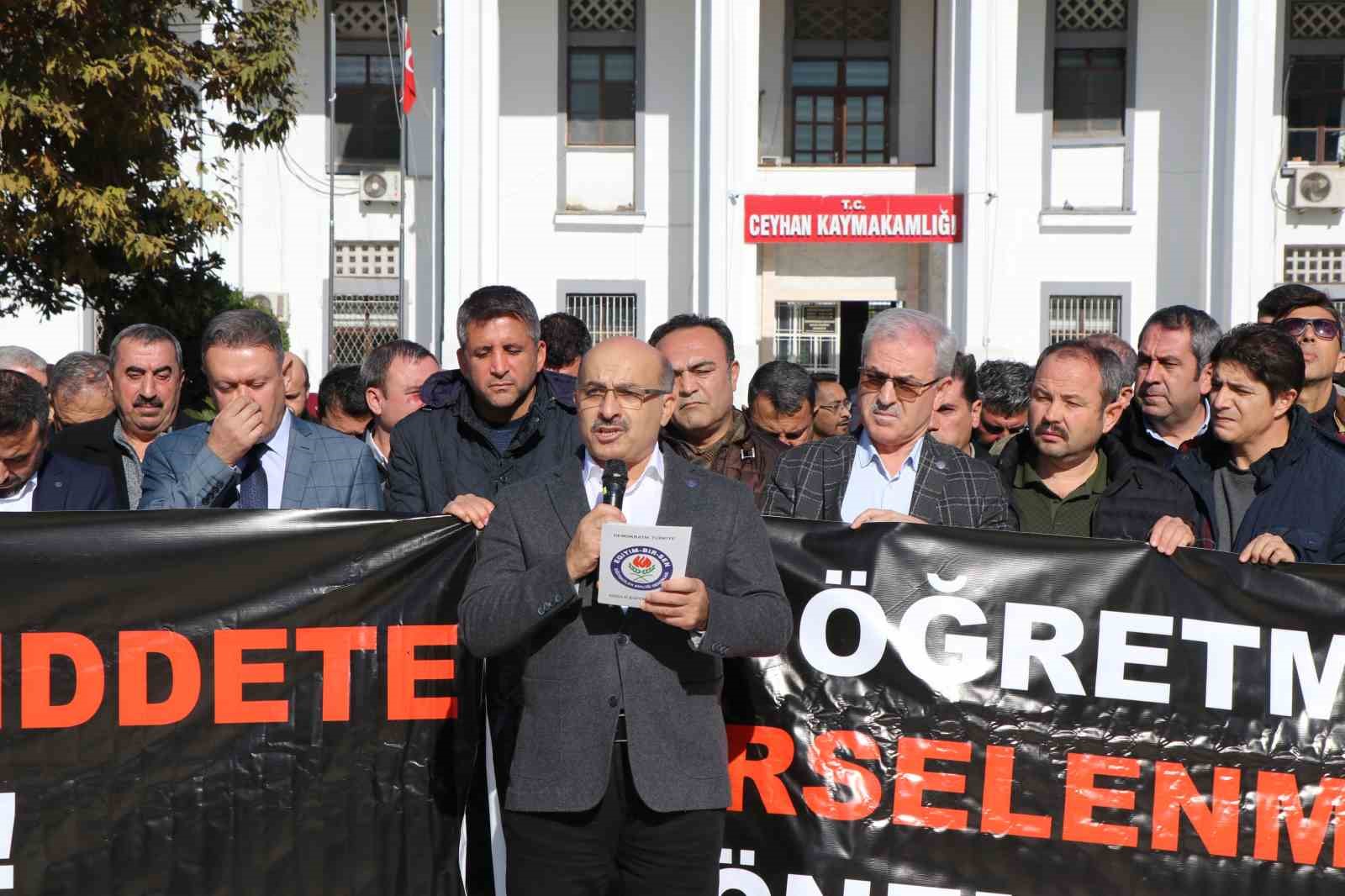 Adana’da öğrenciyi uyaran okul müdürü veli tarafından darp edildi