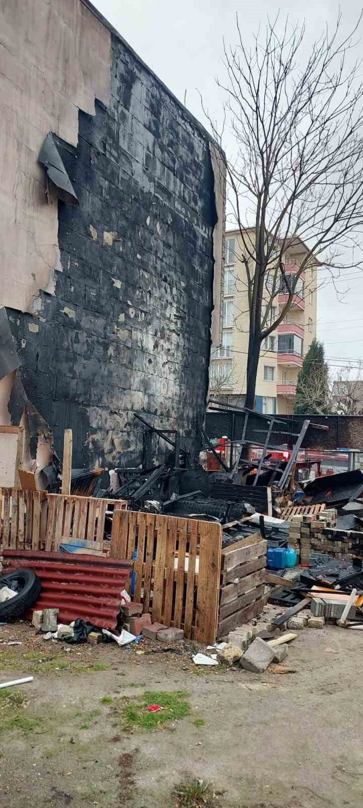 &Ccedil;orlu&rsquo;da korku dolu anlar: Alevler metrelerce y&uuml;kseldi
