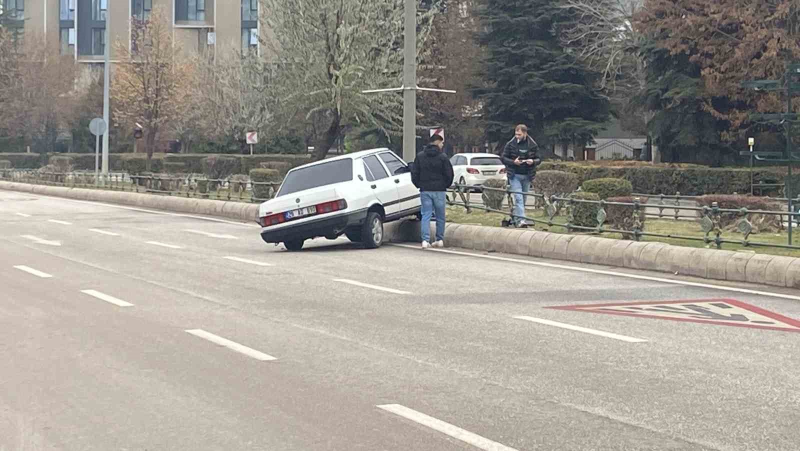 Otomobil bariyerlere &ccedil;arpıp ref&uuml;je &ccedil;ıktı
