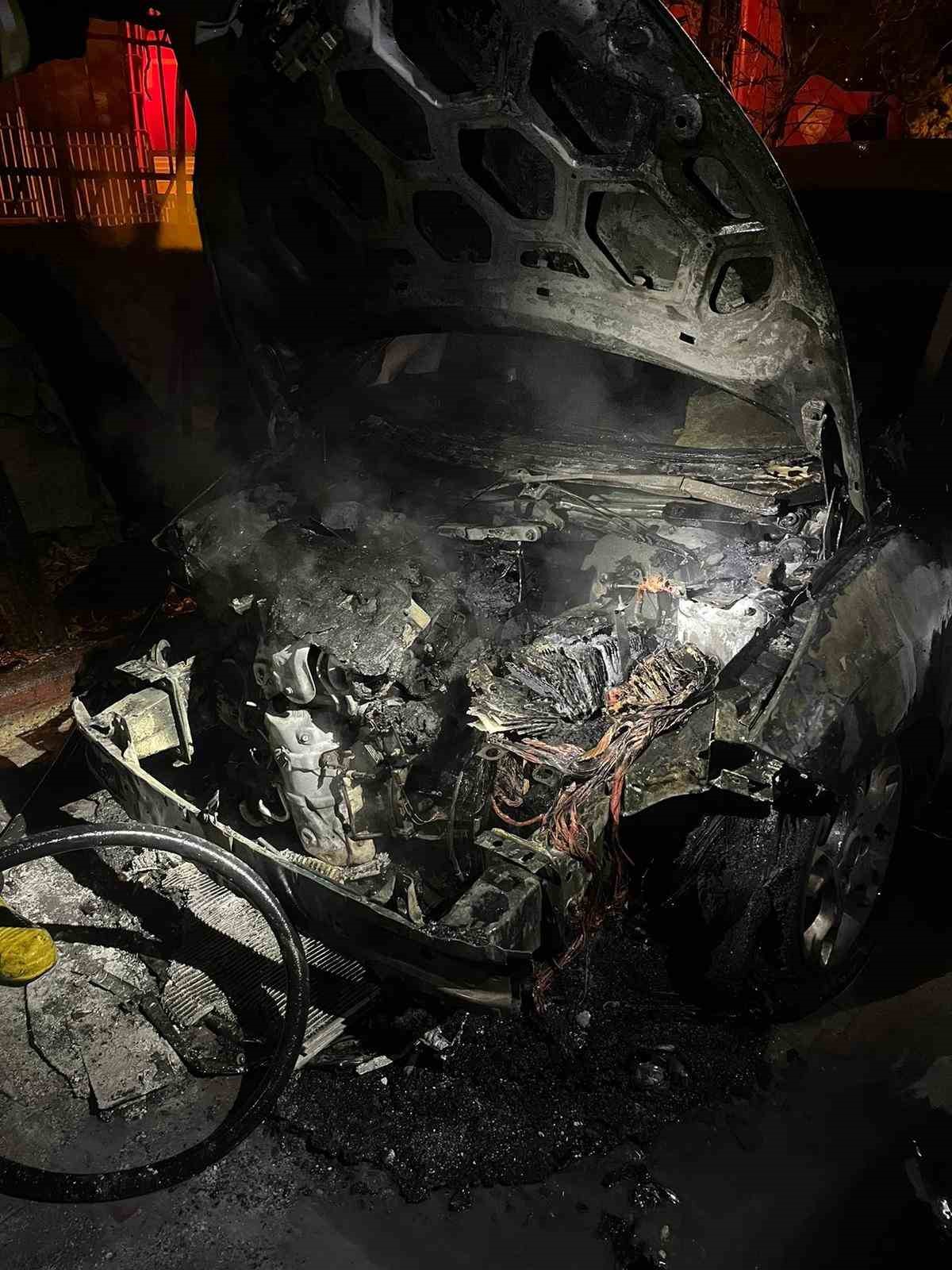 Park halindeki otomobilin motoru alev aldı, geriye demir yığını kaldı
