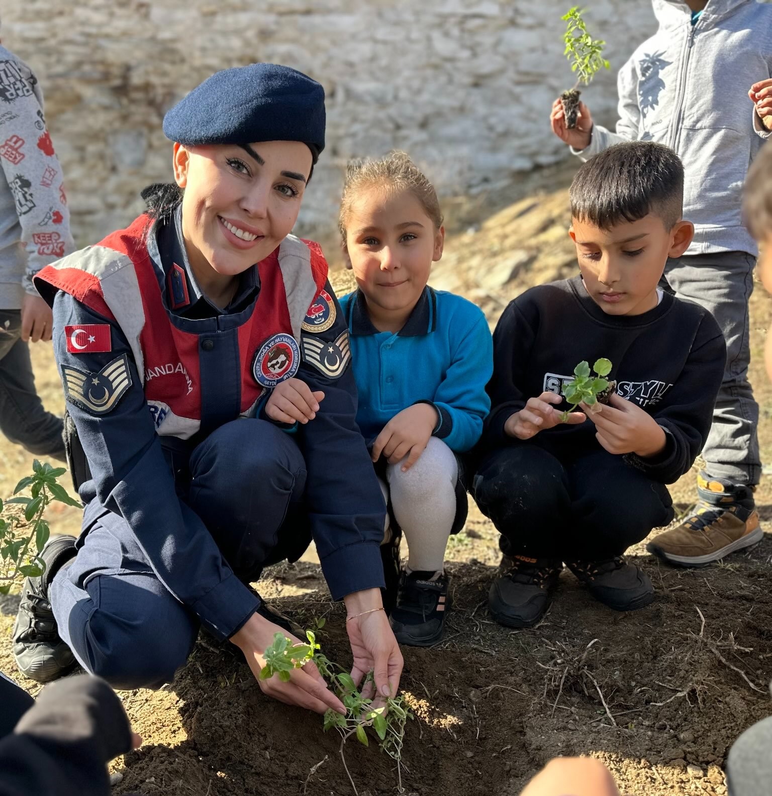 Jandarma, öğrencilere doğa sevgisini aşıladı
