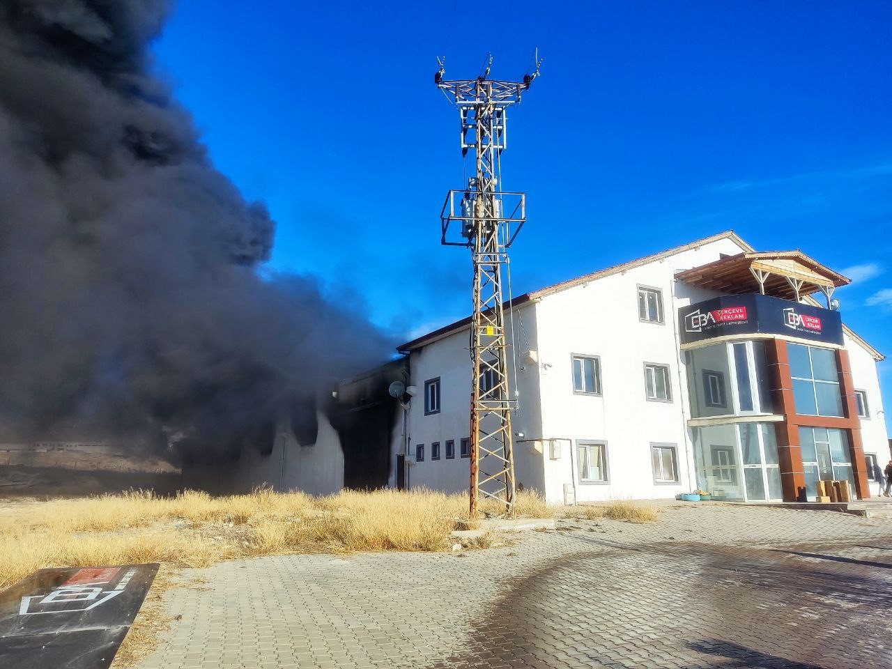 Niğde&rsquo;de plastik &ccedil;er&ccedil;eve fabrikasında &ccedil;ıkan yangın s&ouml;nd&uuml;r&uuml;ld&uuml;
