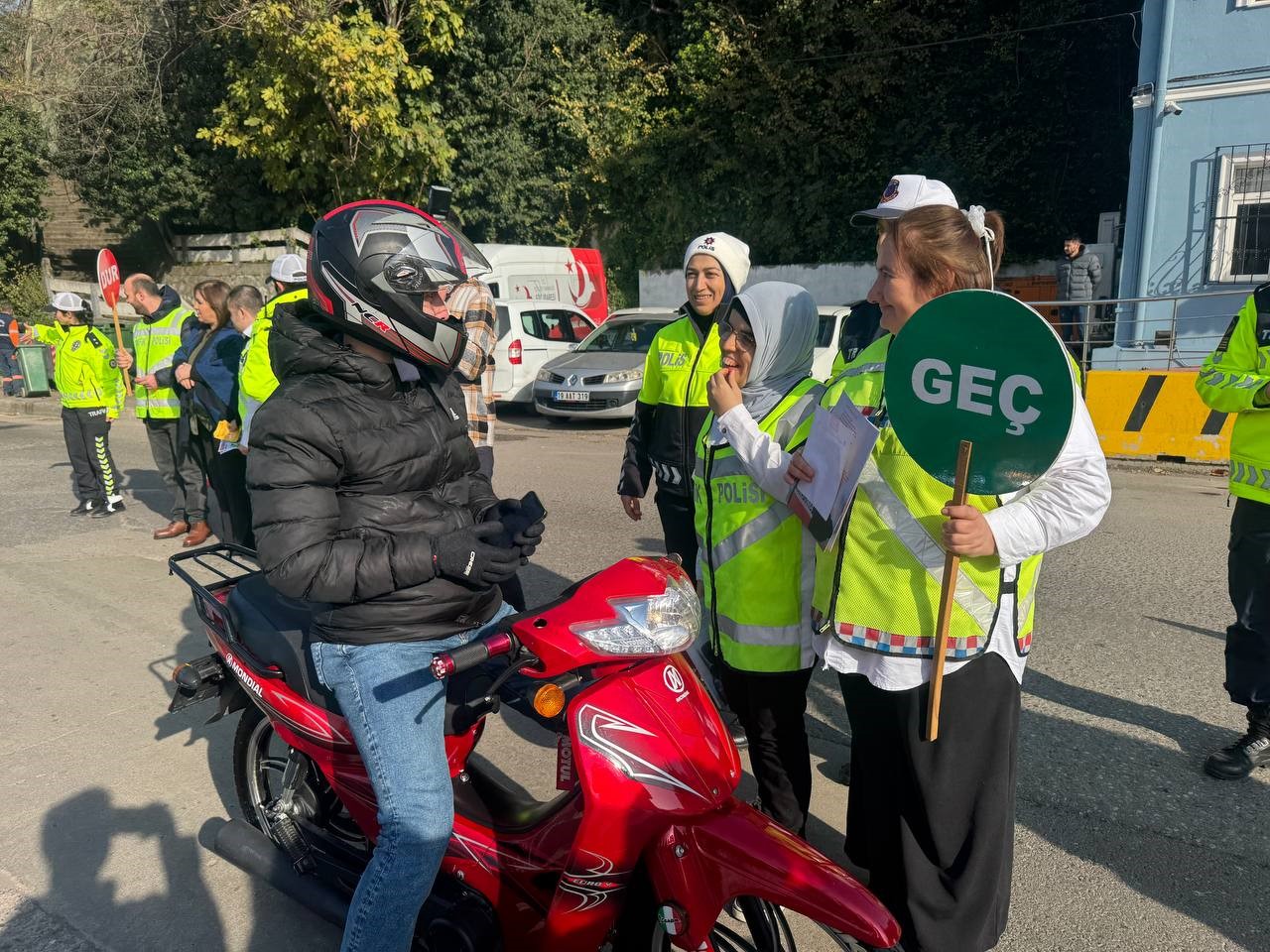 Engelli bireyler trafik görevlisi oldu, sürücüleri uyardı
