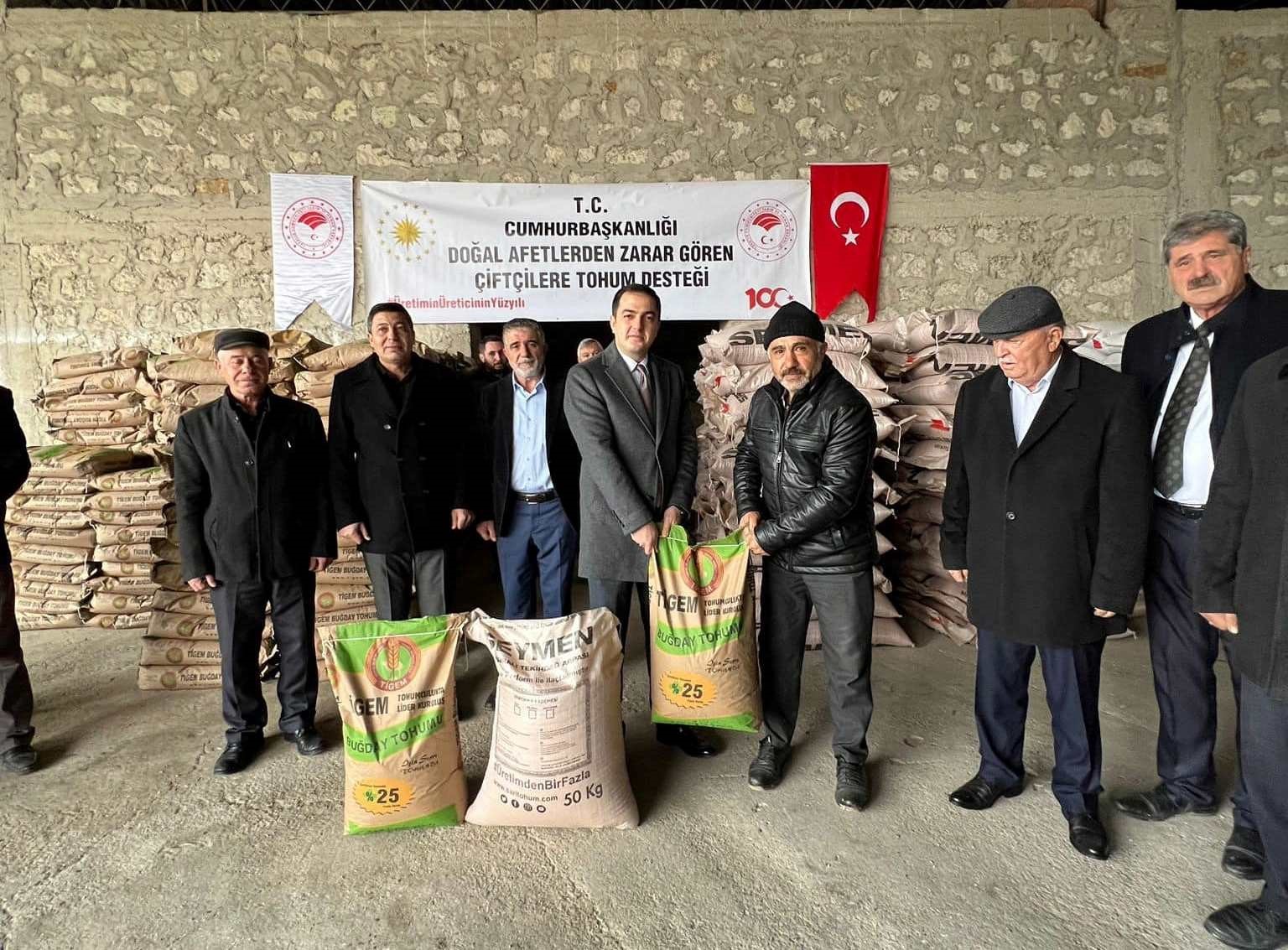 Altıntaş’ta ekili arazileri yangından zarar gören çiftçilere tohum desteği
