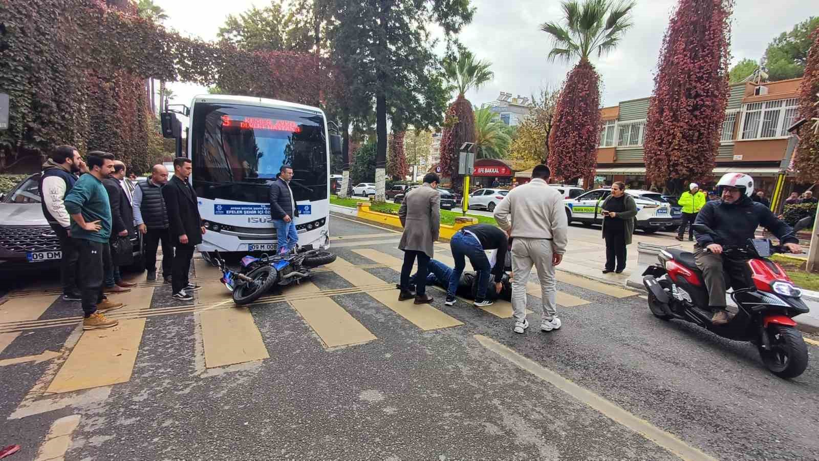 Motosiklet halk otobüsü ile çarpıştı: 1 yaralı