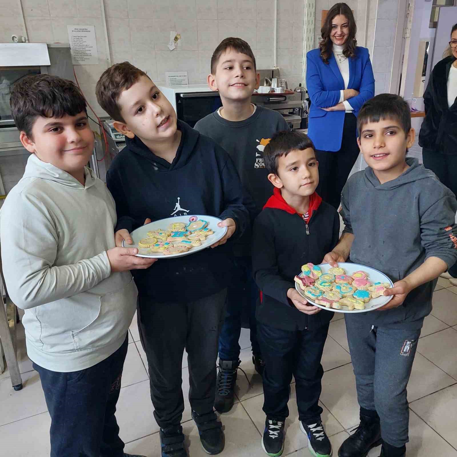 Özel öğrenciler liseli ablalarıyla mutfağa girdi
