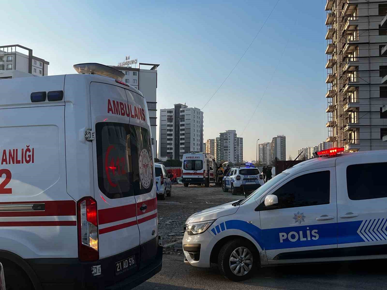 Diyarbakır’da 13’üncü kattan düşen işçi hayatını kaybetti, yakınları sinir krizi geçirdi