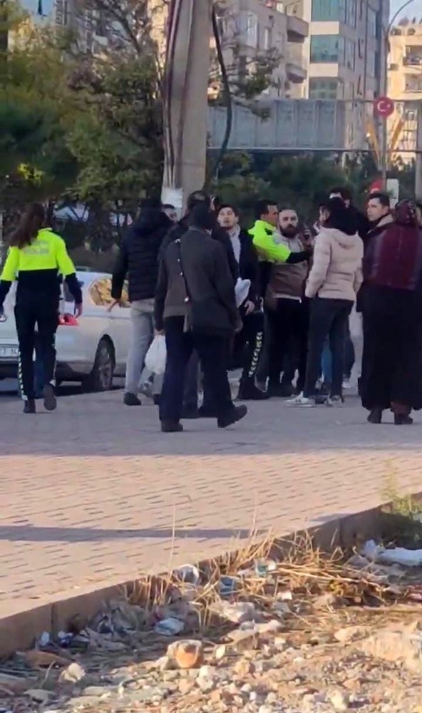 Trafikteki kavgayı polisler ayırdı
