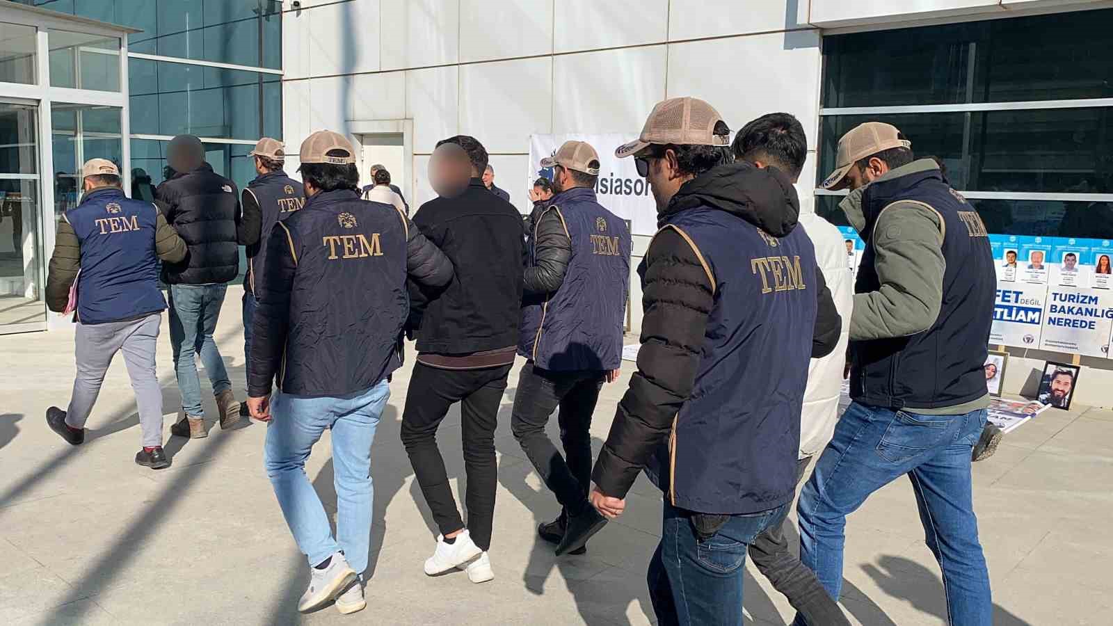 Ter&ouml;r &ouml;rg&uuml;t&uuml; propagandası yapan 3 şahıs yakalandı
