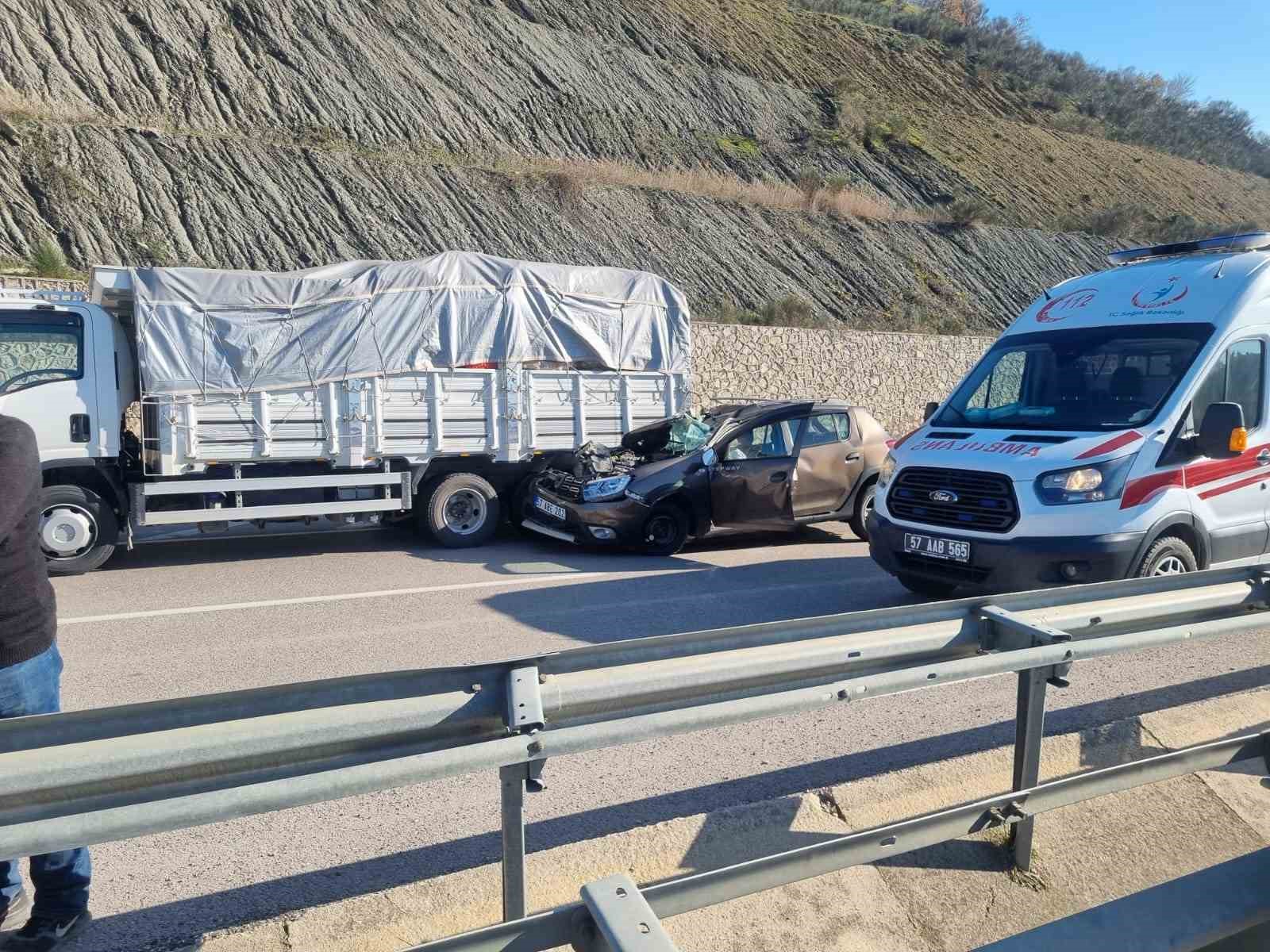 Sinop&rsquo;ta otomobil kamyonun altına girdi: 1 yaralı
