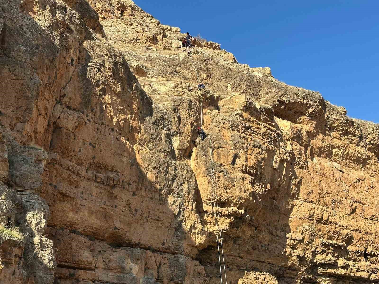 Kayalıklarda mahsur kalan keçi böyle kurtarıldı