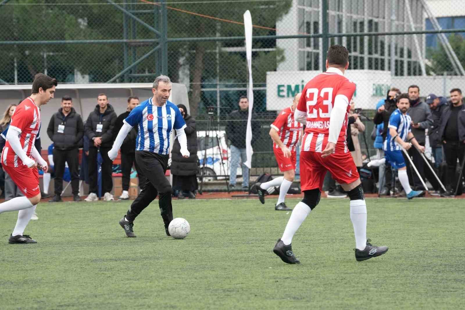 Edin Dzeko ile Barış Alper,  D&uuml;nya Engelliler G&uuml;n&uuml; i&ccedil;in Pendik&rsquo;te sahaya &ccedil;ıktı
