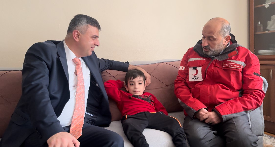 &Ouml;zel &ccedil;ocuklara g&ouml;n&uuml;l verdikleri takımın formaları hediye edildi
