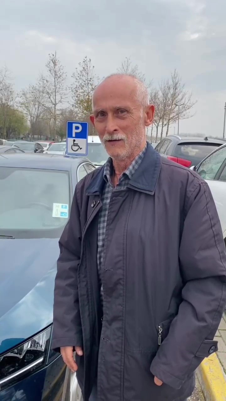 Özel bireylerin aracını park edemediğini fark eden zabıtadan örnek müdahale