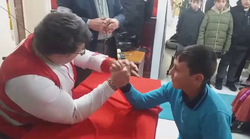 Şampiyonun bileğini b&uuml;kmeye &ccedil;alıştılar
