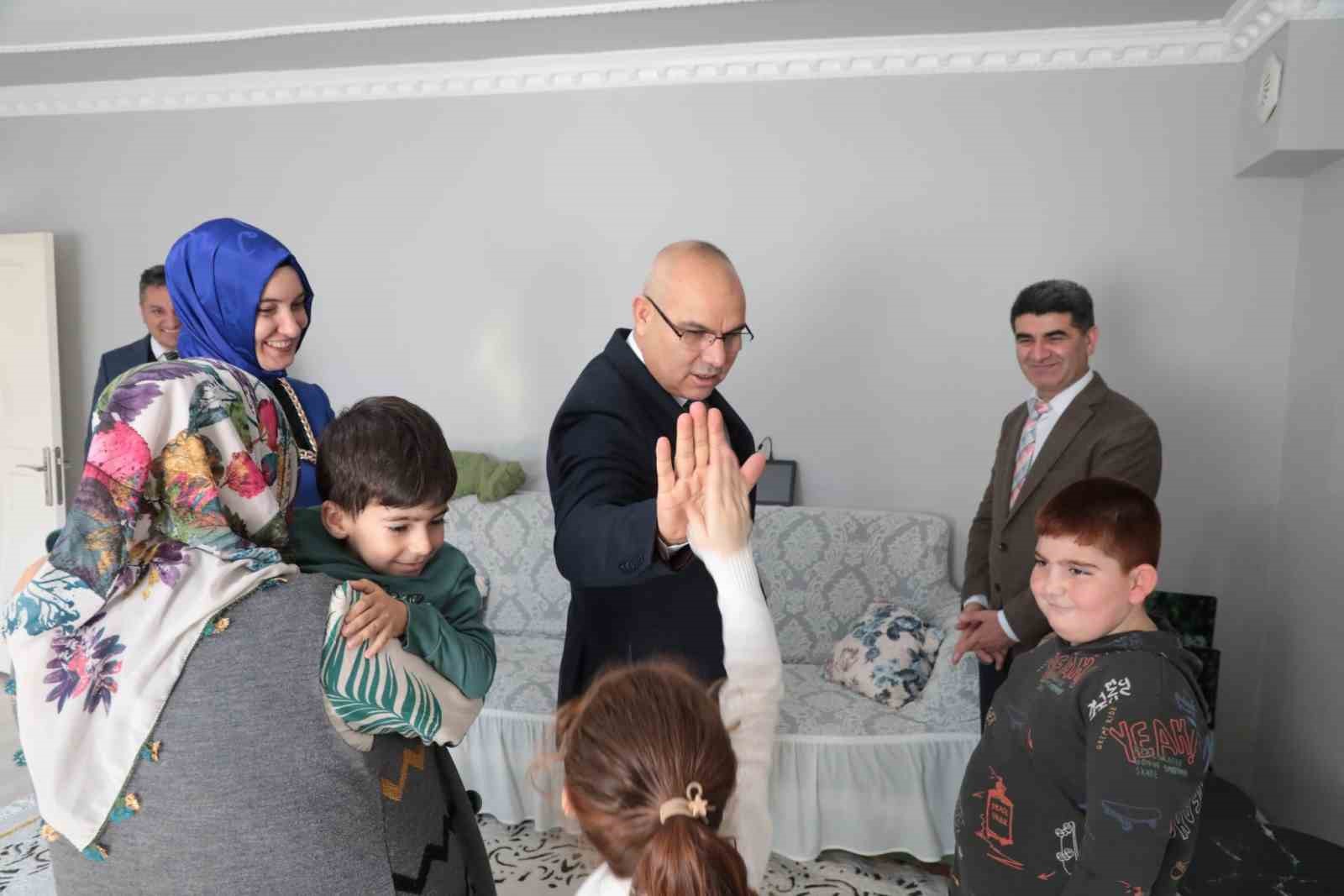 Ağrı Valisi Ko&ccedil;, &ouml;zel gereksinimli &ccedil;ocuğu ziyaret etti
