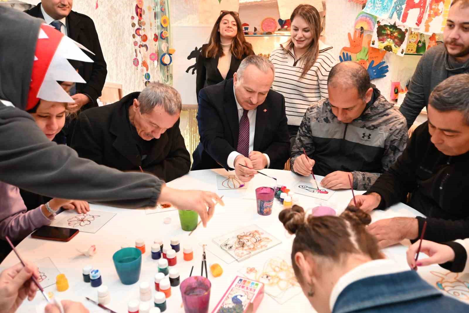 Vali Fidan engelli bireylerle at&ouml;lye &ccedil;alışmasına katıldı
