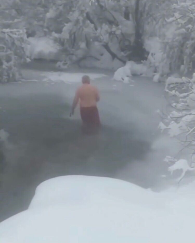 Gümüşhane’de 70 yaşındaki adam buz tutan çayda yüzüyor