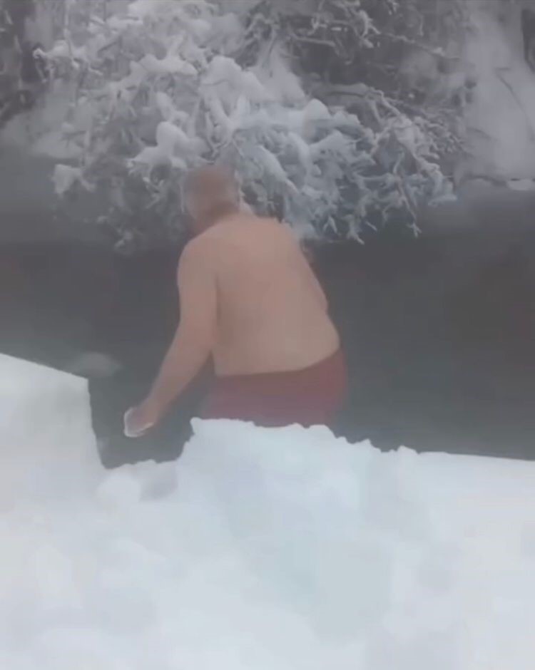 Gümüşhane’de 70 yaşındaki adam buz tutan çayda yüzüyor