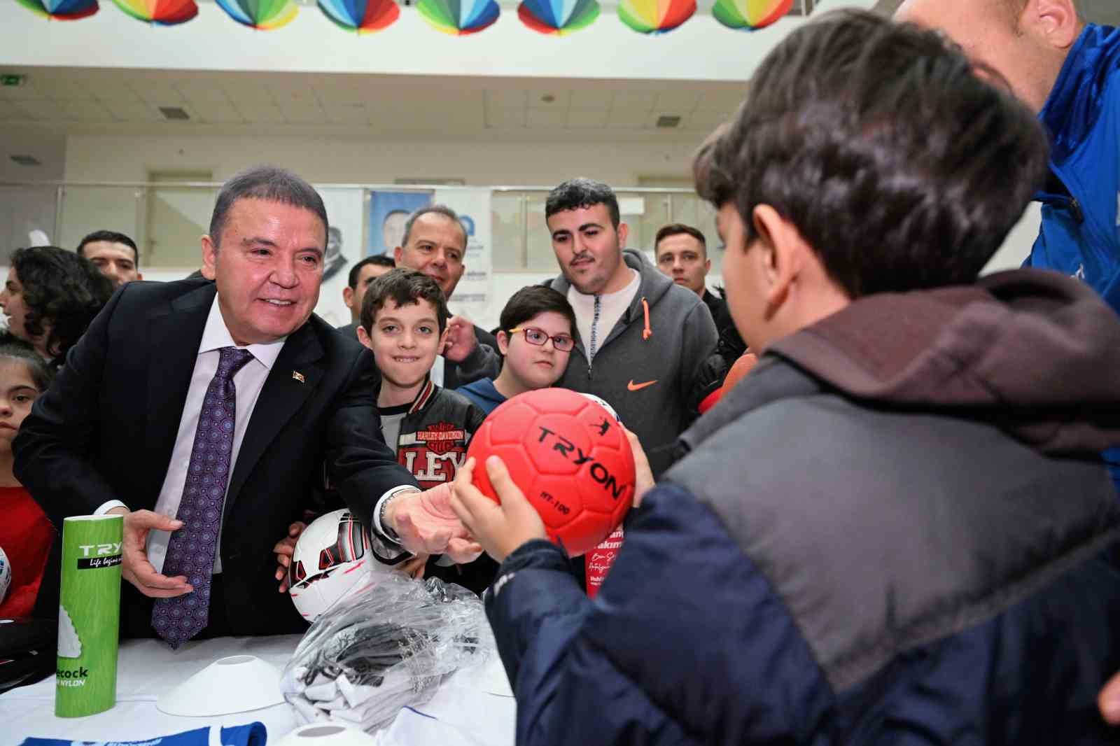 Başkan Böcek; “Engelsiz bir Antalya için çalışıyoruz’
