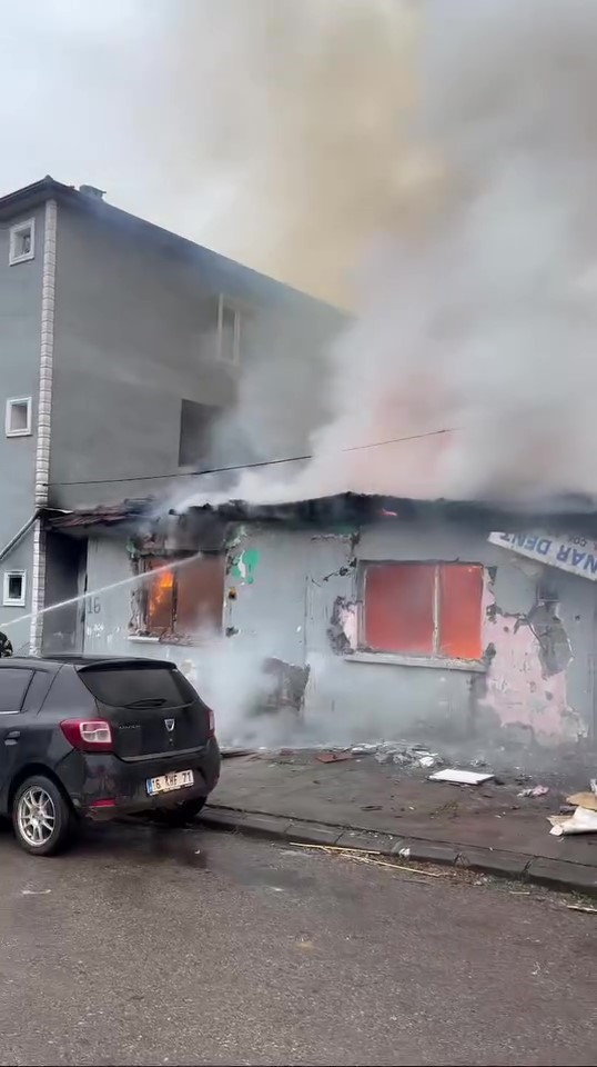 Derince&rsquo;de 5 g&uuml;n &ouml;nce boşatılan gecekondu alevlere teslim oldu
