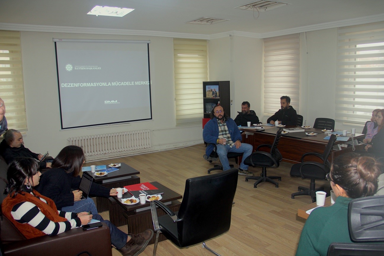 &Ccedil;anakkale&rsquo;de Yeni Medyada Dezenformasyonla M&uuml;cadele Bilgilendirme Toplantısı d&uuml;zenlendi
