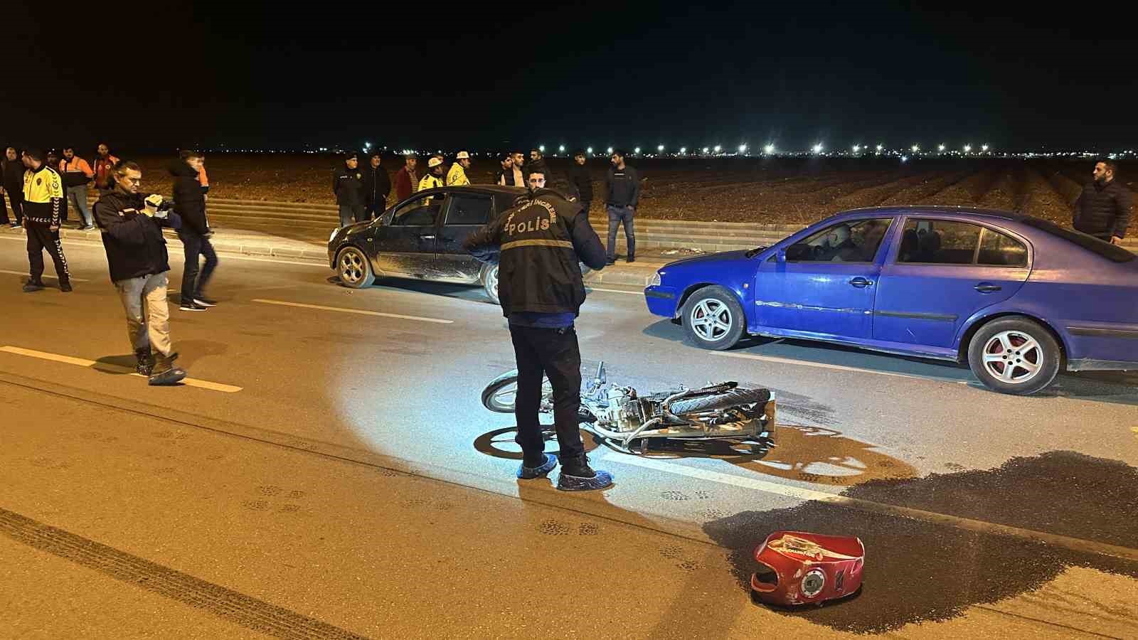 Motosiklet sürücüsü kazada öldü, yakınları çarpan otomobili parke taşıyla parçaladı
